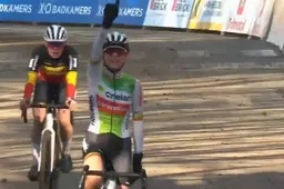 Casasola draagt overwinning op aan overleden Italiaanse crosslegende: 'Weet dat hij van boven meekeek'