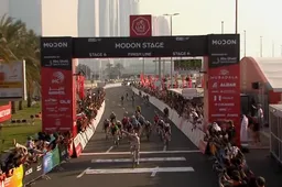 Merlier wint laatste UAE-sprint met zelden vertoonde kloof, Van Poppel gedeklasseerd na afsnijden De Kleijn