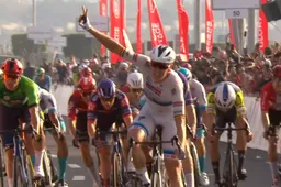 Centrifuge Merlier, verveelde Pogacar en nagenietende Van Eetvelt lachen, Visma | Lease a Bike en Jakobsen niet