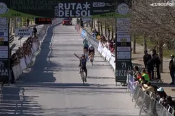 Tom Pidcock raast door in Ruta del Sol, waar Van Gils wordt scheel gereden door UAE en Sivakov