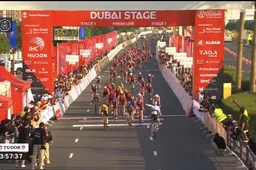 Wiebes heerst in eerste etappe UAE Tour, Kool en Veenhoven op podium – grote valpartij schrikt peloton op