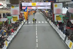 Visma-wonderkind Brennan houdt Del Grosso na ziedende finale in extremis van eerste profzege in Catalonië