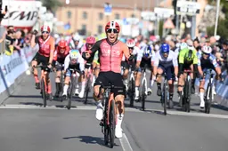 Hij is terug! Caleb Ewan sprint - dankzij geweldige lead-out - met overmacht naar zege in eerste etappe Coppi e Bartali