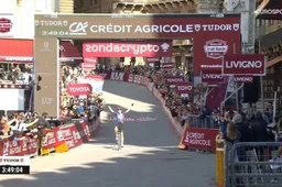 Na een sprookje van een tweestrijd met Van der Breggen is Vollering de sterkste in Strade Bianche