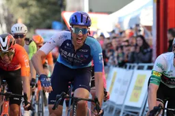 Fotofinish in Catalonië: Vernon houdt Brennan op de meet af, Visma | Lease a Bike-renner blijft wel leider