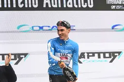 Bij UAE kunnen ze na nieuwe solo Ayuso niet langer om Pogacar-vergelijking heen: 'Dan is het aan de renner' '