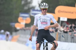 Een, twee, drie versnellingen genoeg voor loeisterke Ayuso, die in koninginnenrit Tirreno dubbelslag slaat