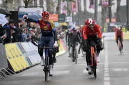Pedersen wint bizarre waaieretappe in Parijs-Nice, terwijl Visma een flinke tik uitdeelt aan UAE