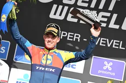 Pedersen lacht na verrassende solo om vergelijking met Van der Poel en Pogacar, maar: 'Ben beter dan ooit'
