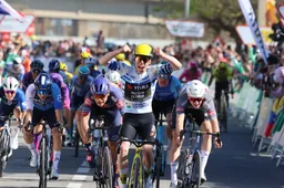 Brennan pakt met twee vingers in neus tweede ritzege in Catalonië na heerlijk waaierspektakel: Roglic verliest leiderstrui