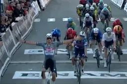 Mathieu van der Poel (30) op Samyn-podium met Paul Magnier (20), die idolaat van Nederlandse alleskunner is en óók juicht