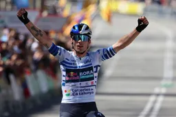 Roglic-show in Catalonië! Sloveen kraakt Ayuso en UAE en slaat dubbelslag in slotrit na ijzersterke solo