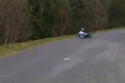 🎥 Schaduwfavoriet Buitrago (Bahrain Victorious) valt lelijk uit in Parijs-Nice: hersenschudding en vingerbreuk als gevolg