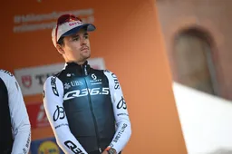 Geen hoofdrol voor Pidcock in Milaan-Sanremo, maar ploeg blijft vastberaden: 'We komen terug voor meer'