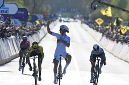 Als het moet, is ze op de afspraak: Kopecky blijft ijzig kalm en wint voor derde keer Ronde van Vlaanderen