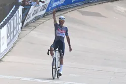Na val Pogacar rijdt Van der Poel - ondanks gekopte bidon en lekke band - naar derde zege op rij in Parijs-Roubaix