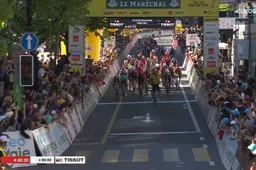 Brennan domineert lastige sprint in Romandië: Visma | Lease a Bike-toptalent slaat dubbelslag in eerste rit in lijn