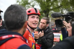 Winnaar Skjelmose zat smekend in het wiel van Evenepoel: 'Alsjeblieft, trek me de klimmetjes op'
