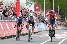 Sterveling Skjelmose weet supermensen Pogacar en Evenepoel te vloeren in zenuwslopend slot Amstel Gold Race