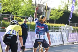 Waarom Evenepoel in een sprint Van Aert kon kloppen en zijn vinger naar de hemel wees: 'Dat deed enorm pijn'