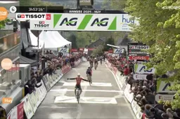 Verrassing! Puck Pieterse troeft Demi Vollering af op Muur van Hoei en wint bij debuut spannende Waalse Pijl