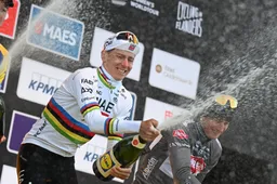 Ploegbaas TotalEnergies mengt zich in doping-discussie rondom Pogacar: 'Laat hem garanties geven'