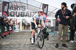 Zonneveld heeft opmerkelijke kijk op Roubaix-valpartij Pogacar: 'Kreeg juist precies wat hij wilde'