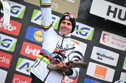 Pogacar met overmacht naar winst op Muur van Hoei: 'Een mooie klim, maar als wielrenner vind je het niet zo leuk'