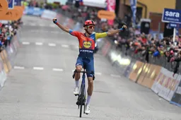 Verona wint met knappe solo vijftiende Giro-etappe, Roglic mede door offensief INEOS verliezer van de dag na tijdverlies