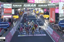 Wat een verrassing! Casper van Uden is met waanzinnige sprint de snelste in vierde Giro-etappe, voor Kooij en Zijlaard