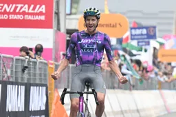 'Weet niet of ik blijer ben met de zege of de winst van Simon'; Harper viert dubbel feest na Girozege oud-ploegmaat