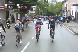 🎥 Krankzinnig gladde wegen zorgen voor reeks crashes en neutralisatie in Giro d'Italia, veel grote namen betrokken