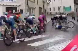 🎥 Toeschouwer legde uitglijder gehavende Tiberi (en daaropvolgende kettingbotsing) in Giro d'Italia op beeld vast