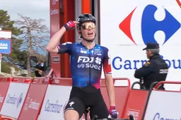 Na afloop duidt geëmotioneerde Demi Vollering het vingertje bij zegegebaar: 'Vandaag is mijn overwinning voor hen'