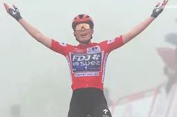 'Blije' Van der Breggen gaf alles, Vollering lachte in het wiel: 'Ik moest wachten, wat niet makkelijk was'