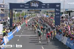Eindelijk Groenewegen! Nederlands kampioen pakt, ondanks mislukte lead-out, eerste seizoenszege in Hongarije