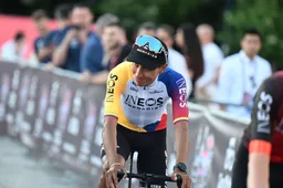 Egan Bernal gaat richting Giro in op zijn kansen, samenwerking met Thymen Arensman en bijzondere gedachte achter nieuw truitje