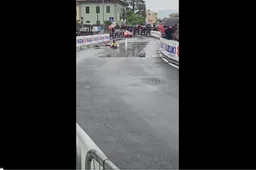 🎥 Door deze lelijke valpartij verloor Bernal veel tijd in de tijdrit, INEOS ziet dag later kans om tijd terug te pakken