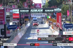 Joshua Tarling wint tijdrit in Giro met slechts één seconde op Roglic, Pedersen verliest roze trui aan Roglic