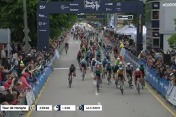 Van Poppel ziet ploeggenoot Welsford uitvallen na zware val, maar sprint naar tweede zege in Hongarije