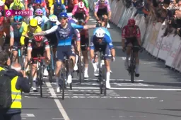 Ackermann valt uit, en dus maakt lead-out Stewart het zelf af in slotrit Duinkerke: Watson pakt eindzege