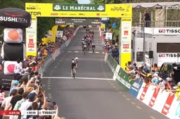 UAE blijft maar winnen! Vine sleept met late uitval in Ronde van Romandië overwinning nummer 36 uit het vuur