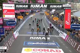 Grote valpartij en neutralisatie ontsiert zesde etappe Giro: Groves weet chaotische sprint te winnen in kletsnat Napels