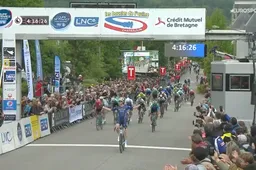 Met splijtende aanval in typisch Franse laatste kilometer wint Lewis Askey in Boucles de l'Aulne eerste profzege