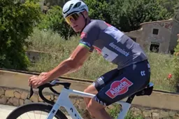 📸 Week na val heeft Van der Poel de rollers achter zich gelaten: training op de weg in Spanje (en zonder brace)