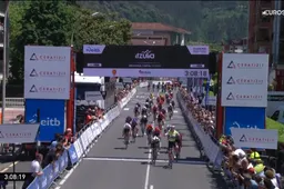 Twee! Bredewold als leider opnieuw succesvol in Baskenland, ondanks uitvallen Van der Breggen en aanval Vollering