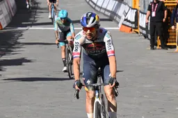 Roglic en Red Bull bedanken Pellizzari op blote knieën na rampdag: 'Door zijn werk spreken we maar over 1 minuut'