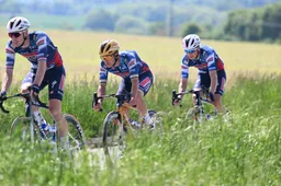 Evenepoel ('Zoveel mogelijk benen gespaard') geklopt in sprint door verrassende naam: 'Dat is geweldig'