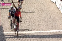 Dramadag voor Visma in Duinkerke: leider Zingle valt uit, Watson (INEOS) slaat dubbelslag in koninginnenrit