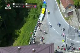 Carapaz en EF Education-EasyPost door het oog van de naald na missen tricky bocht